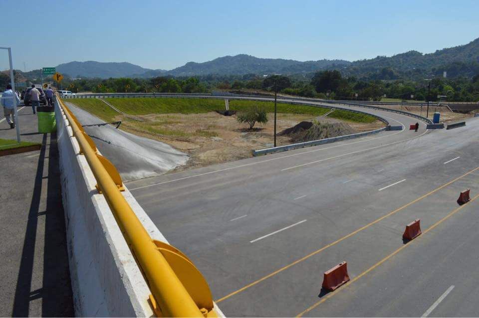HectorAstudillo's tweet photo. Este tramo carretero eficientará el traslado hacia Costa Grande, reduciendo el tiempo de 38 a 11 minutos sin necesidad de cruzar la ciudad de Acapulco, además impulsa el desarrollo productivo, ambiental y social de toda la región. https://t.co/ytrYy6pH49