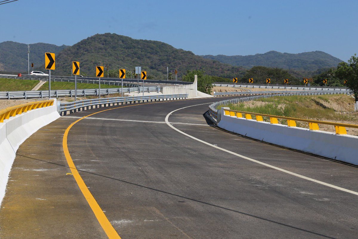 HectorAstudillo's tweet photo. Este tramo carretero eficientará el traslado hacia Costa Grande, reduciendo el tiempo de 38 a 11 minutos sin necesidad de cruzar la ciudad de Acapulco, además impulsa el desarrollo productivo, ambiental y social de toda la región. https://t.co/ytrYy6pH49