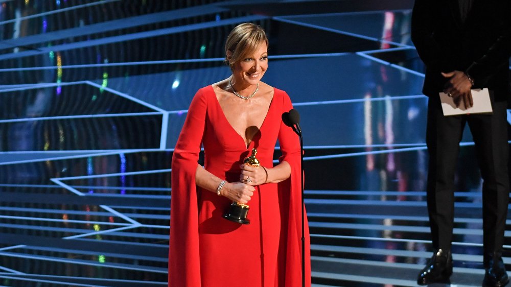 "I did it all by myself" - <a href="/AllisonBJanney/">Allison Janney</a> jokes while accepting for best supporting actress bit.ly/2CZccbM #Oscars