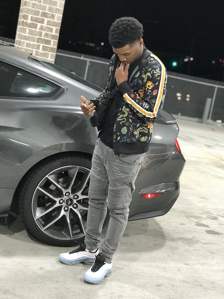 MulaManiii's tweet photo. i forgot to get the money & lay low 👃🏾 ME YA DIG #MajaeMode🦍 #LongLiveCobe💔 #YKWIHF https://t.co/wwm48LSs1q