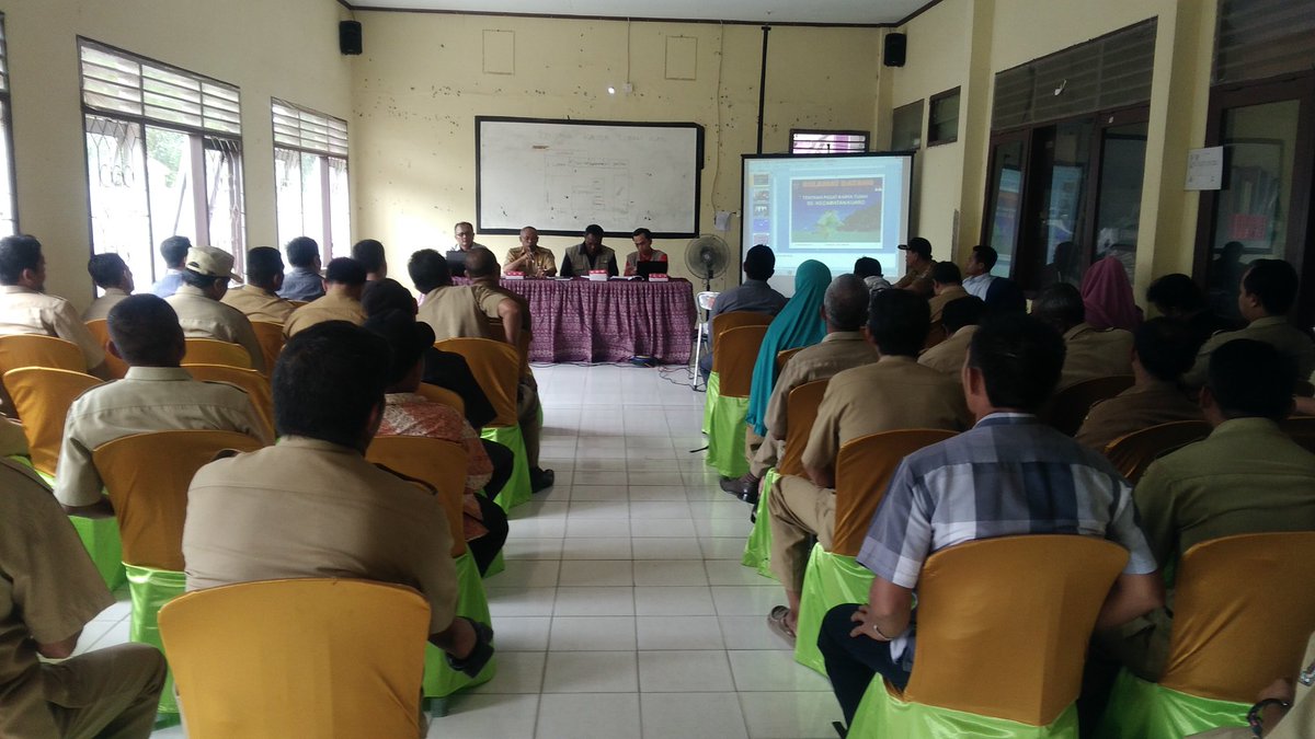 AdrianiPananna1's tweet photo. Rapat koordinasi desa 
Kuaro, 05 Maret 2018
Sosialisasi Padat Karya Tunai
#semangatberdesa
@tppindonesia 
@jokowi 
@EkoSandjojo
@KemenDesa 
@Alwani98293043
@Bahri966
@P3MD_Paser 
@arosidi212 
@KastolaniDj 
@HPalobo 
@15H4L 
@RudysanusiS 
@cholik_nurul 
@RudiSanusi 
@abusujak87 https://t.co/XZ1jDlC4wu