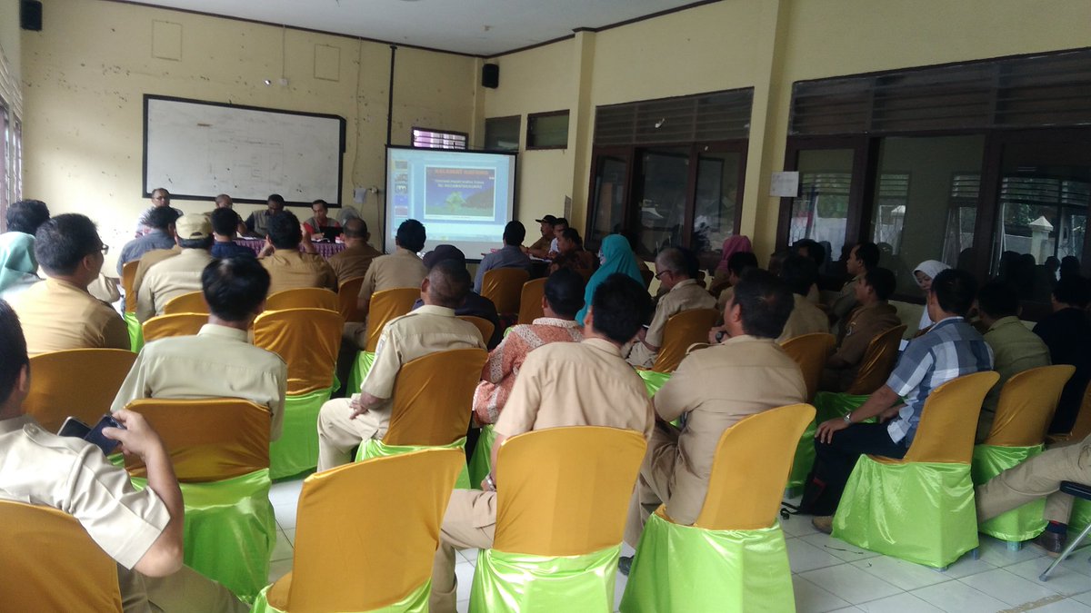 AdrianiPananna1's tweet photo. Rapat koordinasi desa 
Kuaro, 05 Maret 2018
Sosialisasi Padat Karya Tunai
#semangatberdesa
@tppindonesia 
@jokowi 
@EkoSandjojo
@KemenDesa 
@Alwani98293043
@Bahri966
@P3MD_Paser 
@arosidi212 
@KastolaniDj 
@HPalobo 
@15H4L 
@RudysanusiS 
@cholik_nurul 
@RudiSanusi 
@abusujak87 https://t.co/XZ1jDlC4wu