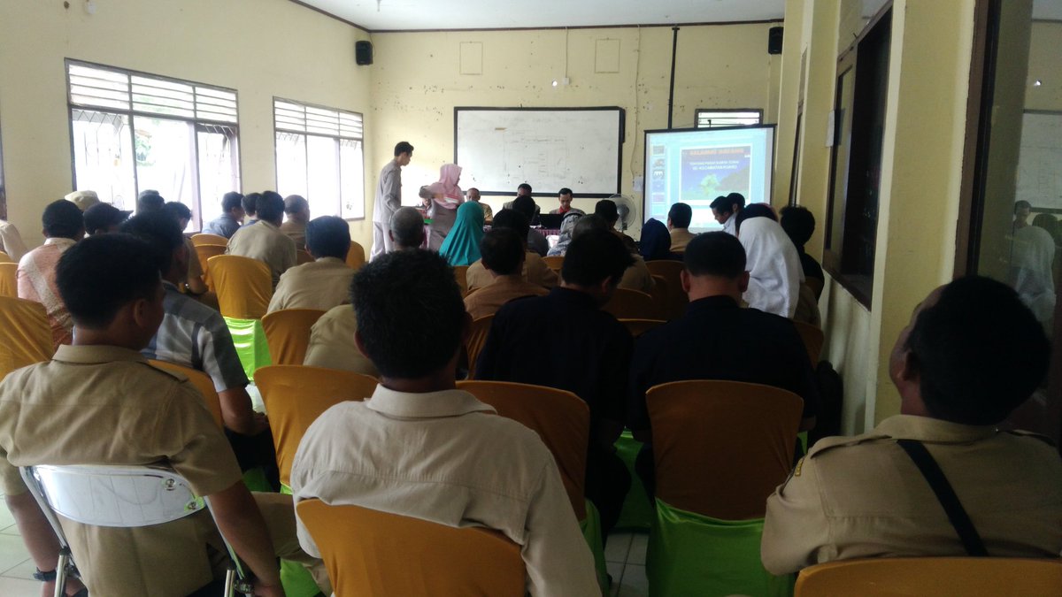 AdrianiPananna1's tweet photo. Rapat koordinasi desa 
Kuaro, 05 Maret 2018
Sosialisasi Padat Karya Tunai
#semangatberdesa
@tppindonesia 
@jokowi 
@EkoSandjojo
@KemenDesa 
@Alwani98293043
@Bahri966
@P3MD_Paser 
@arosidi212 
@KastolaniDj 
@HPalobo 
@15H4L 
@RudysanusiS 
@cholik_nurul 
@RudiSanusi 
@abusujak87 https://t.co/XZ1jDlC4wu