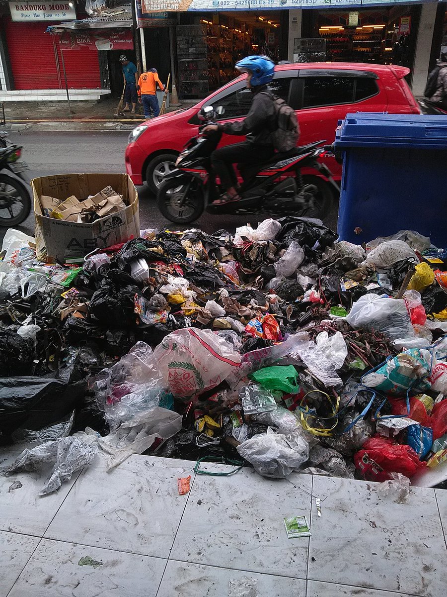 AlfianurAl's tweet photo. Apa pantas kota bandung
Dapat penghargaan 
Adifura kencana kelas A
Pak presiden jokowi?
@jokowi . https://t.co/Uu2NarpkBI