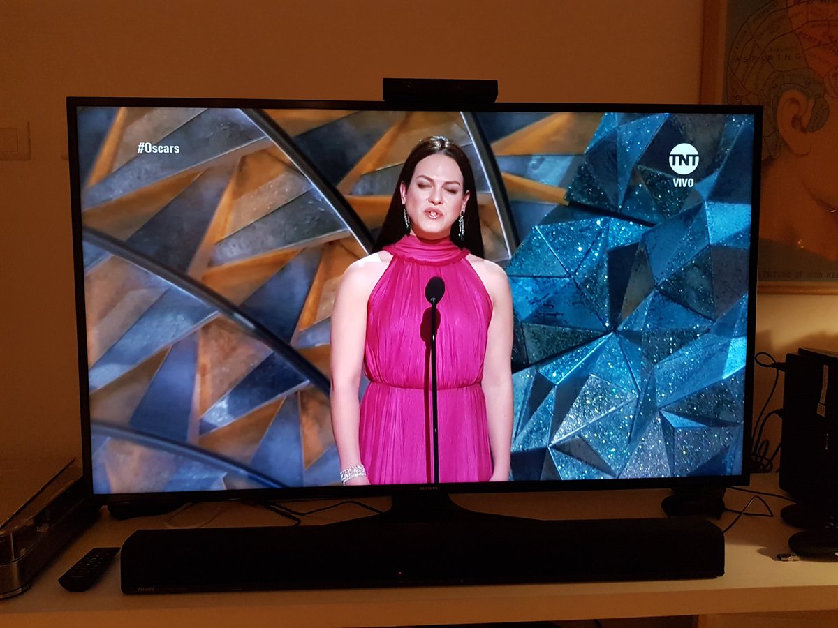 capitanintriga's tweet photo. Primera vez que una mujer trans presenta un premio en 90 años de los #Oscars https://t.co/ml621Wdacp