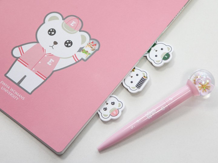 韓国旅行 コネスト Now ソウル 韓国女子大 梨大 のかわいい公式グッズが話題 韓国 の女子大 梨花女子大学 のグッズが ピンク やクマのキャラクターなど乙女心をくすぐるデザイン で 韓国女子 に人気 イデ 이대 韓国土産 T Co