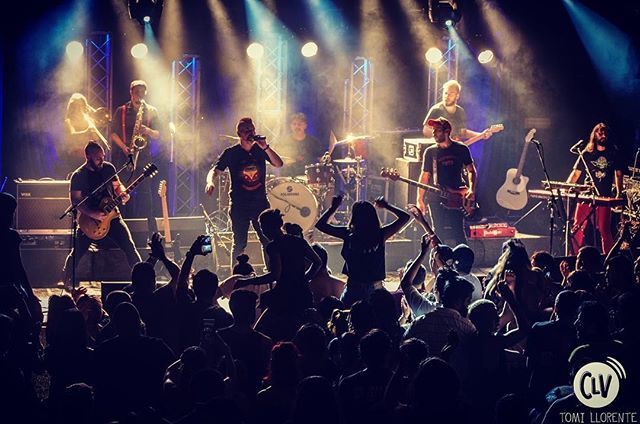 lpqlp_oficial's tweet photo. Ayer se fue la primera de las #5caravanas, fue terrible fiesta y nos dejó momentos únicos. Gracias a todos los que asistieron.  Ahora vamos por cuatro más!!! Próxima 7/4, nos vemos ahí !!! PH: @tomillorenteph para @corriendolavoz #lpqlp #laperraquelospar… https://t.co/0GQ6eHH88z https://t.co/xV1q31rMiZ