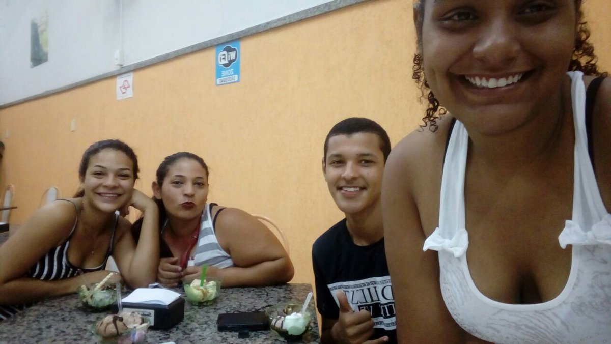 larissag_rocha's tweet photo. Família e agregadas, amoo todos vcs, é tão bom sentar e rir ao seus lados nesse domingo caloroso? #PorMaisDomingosAssim #AmooVcs #FamiliaMeuTudo https://t.co/d5FMrG8Wz9