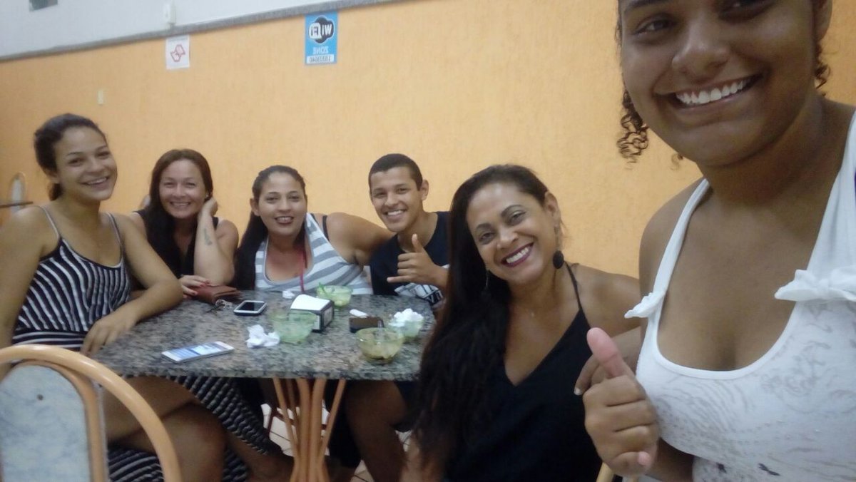 larissag_rocha's tweet photo. Família e agregadas, amoo todos vcs, é tão bom sentar e rir ao seus lados nesse domingo caloroso? #PorMaisDomingosAssim #AmooVcs #FamiliaMeuTudo https://t.co/d5FMrG8Wz9
