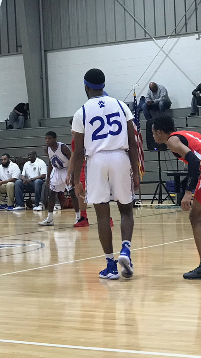 _Jyoung25's tweet photo. I have no offers &amp; I’m so slept on but I use it as motivation.  #ttp🦍#fearisntreal @D1RecruitsMi @D1FREAK @scoopIPS @endless_motor @Fullcourtmedia @PrepHoopsMI https://t.co/6bxpe0hG15