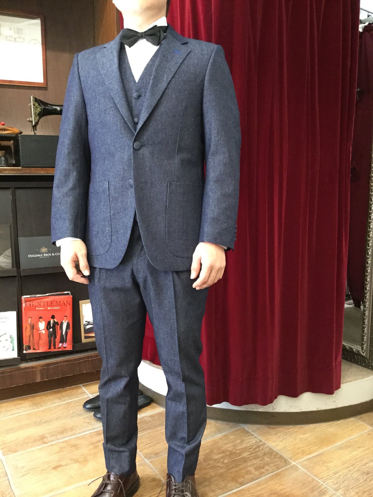 テーラーキタハラ メンズブライダル 新郎様御衣装 デニム地のスリーピースが素敵に仕上がりました ジャケットのポケットは フタなしにしてカジュアルに パンツはタックを入れてエレガントさを テーラーキタハラ メンズブライダル オーダースーツ