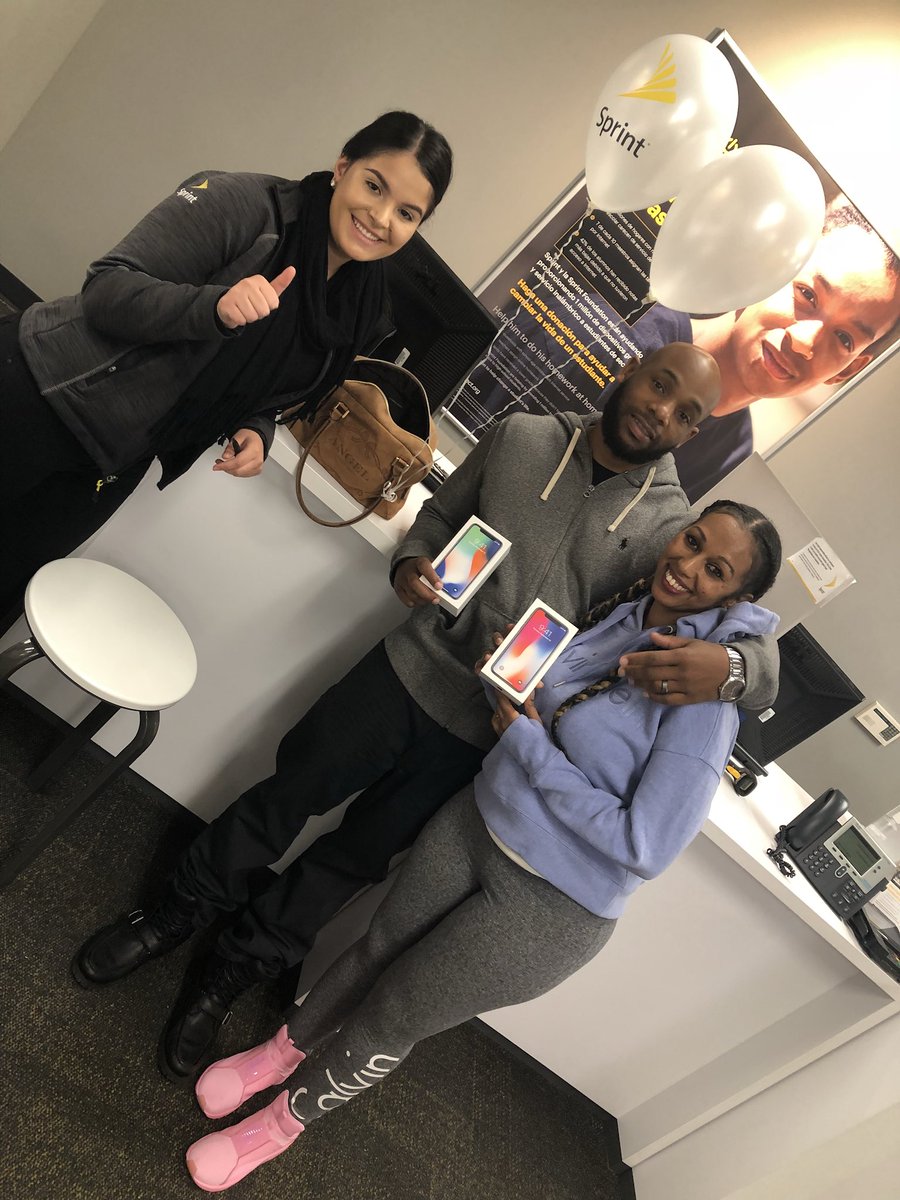 DtlaSprint's tweet photo. DTLA does it again! Shout out to Jeanette for giving the best customer service and putting smiles on our customers! #backatitagain #sprintworksforme @blee01 @leonc626LA @bbb13x https://t.co/T166ZT0Aet