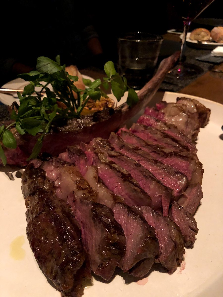 RussMcF's tweet image. 3.6 kg of #tomohawk and #tbone bliss at #crista in #Omotesando. Amazing #steaks #tokyofood #japan