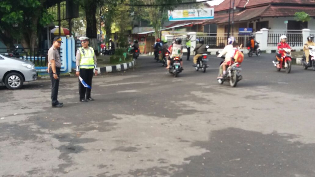 Pantau situasi lalu lintas wilayah Kota, Kapolsek Magetan dampingi anggota Satlantas melaksanakan pengaturan pagi @Humaspolresmgt <a href="/MagetanNetizen/">Netizen Magetan</a> <a href="/magetan24jam/">#Magetan 24 Jam</a> <a href="/infomagetan/">IG: @INFOMAGETAN</a> @LantasResMGTN <a href="/Lintas_Magetan/">Lintas Magetan</a>