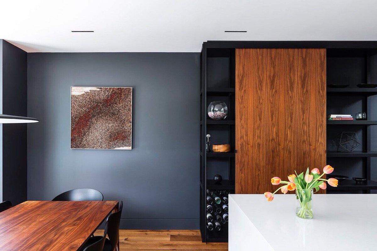 studior_arch's tweet photo. QP residence: the •almost black• colour anchors the space. The pantry, designed as furniture, releases space to provide generosity on this narrow site.
📷: Tom Ferguson
#studior #tomfergusonphotography #tokiconstruction #architecture #interiordesign https://t.co/rIObPJ9NwG