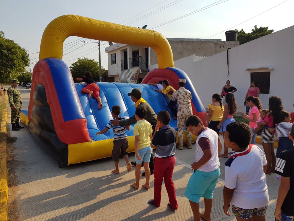 Ejercito_CAAID's tweet photo. #DomingoFelíz" en #MunicipioLaPaz #Cesar La felicidad se contruye entre todos" por eso  los #Hombres de Honor del  #BAAID N.1, con la @PoliciaColombia le regalaron una tarde llena de integración baile, recreación y música a los habitantes  de esta región #SoldadosHorus https://t.co/QbSoWM0K0L