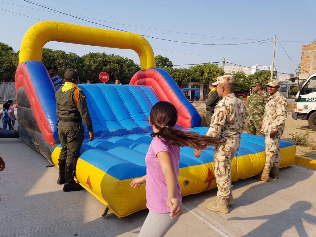 Ejercito_CAAID's tweet photo. #DomingoFelíz" en #MunicipioLaPaz #Cesar La felicidad se contruye entre todos" por eso  los #Hombres de Honor del  #BAAID N.1, con la @PoliciaColombia le regalaron una tarde llena de integración baile, recreación y música a los habitantes  de esta región #SoldadosHorus https://t.co/QbSoWM0K0L