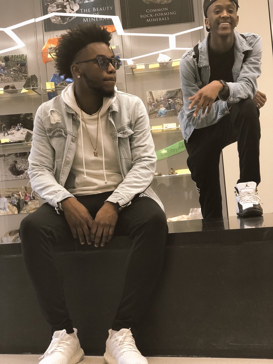 spikeleak_'s tweet photo. the waviest boss 🌊 #MenFromThe410  w/ the squad 🤙🏾✨ https://t.co/8aFDGgAYe6