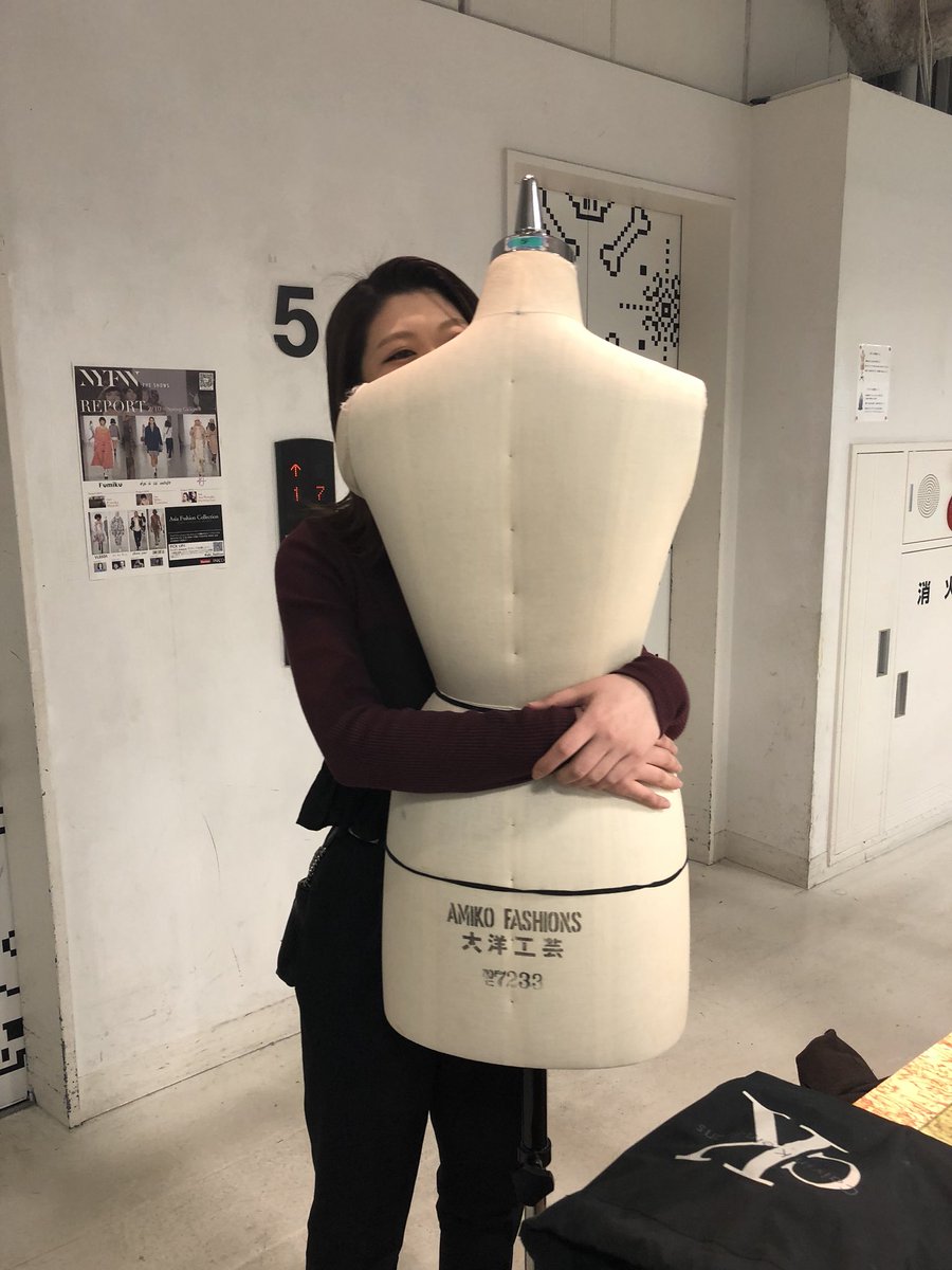 vantan17_stki's tweet photo. メンバー紹介✨
テクニカルのきょうか！
一見クールに見えますがお茶目で可愛い子です😏💓
今回は、今までのきょうかのテイストとは真逆のスタイリングに挑戦しています！注目です👀

#vantan #バンタンデザイン研究所 #相互フォロ https://t.co/4AVdNwmFUp