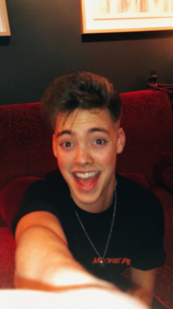 DailyUpdatesWDW's tweet photo. {VOTE ATTACK} 

#WhyDontWe #BestBoyBand #iHeartAwards 
RT to put a happy Zach all around twitter :) https://t.co/Y3jNpRoKzN