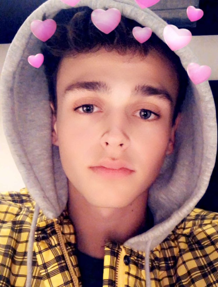 DailyUpdatesWDW's tweet photo. {VOTE ATTACK} 

#WhyDontWe #BestBoyBand #iHeartAwards 
RT if jonah gives you heart eyes 😍😍 https://t.co/08NeZArUdT