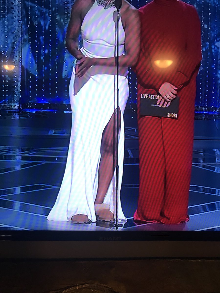 GeeScottSr's tweet photo. When @TiffanyHaddish did this!! #AllTheWayReal #FeetHurt #Oscars https://t.co/rE9L0V69n7