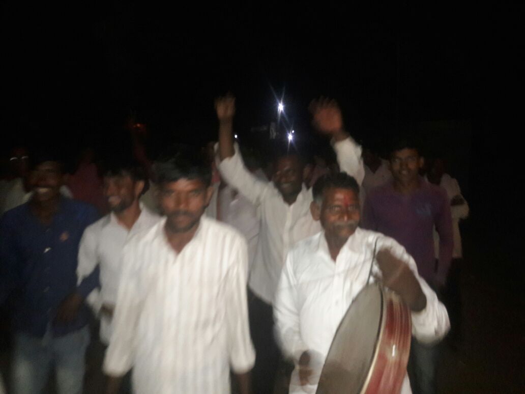 Action has begun.
Out of our 12 villages that have taken part in the Paani Water Cup, Rewali is first off the block.
Yesterday morning, "शिवार फेरी" of all 8.35 sqkms was followed by "मशाल फेरी" at night with action plans. 
Change is coming- ready to help?
facebook.com/mayank.gandhi1…