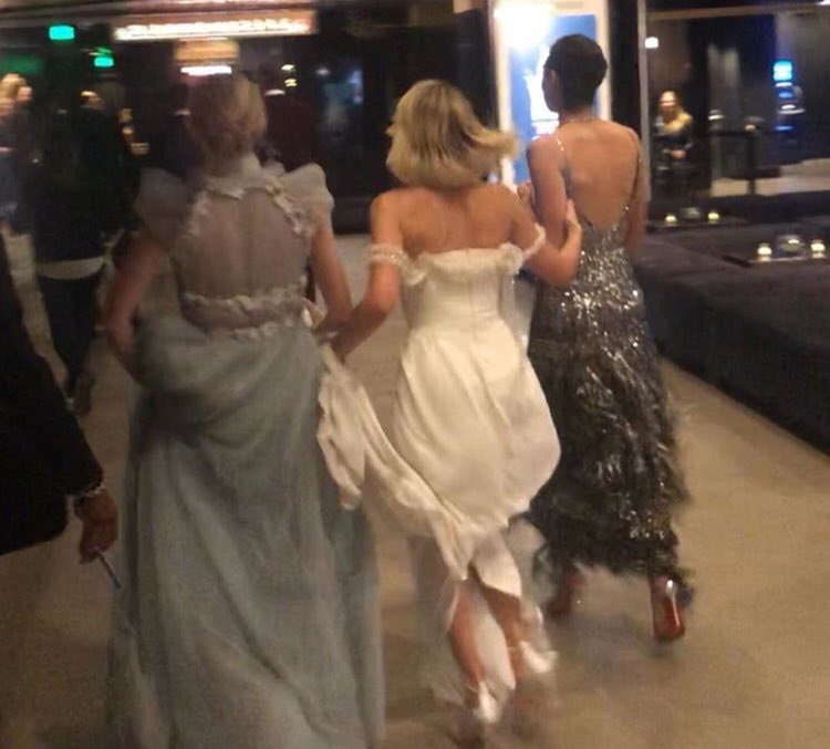 badpostblunt's tweet photo. Emily Blunt, Margot Robbie and Gal Gadot backstage at the #Oscars https://t.co/Bjwvn8tZdY