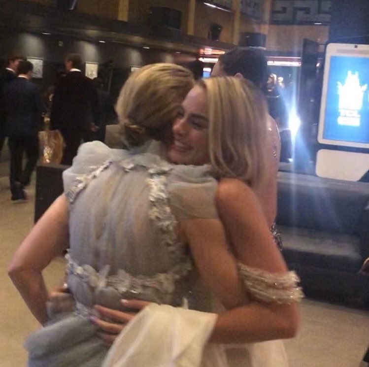 badpostblunt's tweet photo. Emily Blunt, Margot Robbie and Gal Gadot backstage at the #Oscars https://t.co/Bjwvn8tZdY
