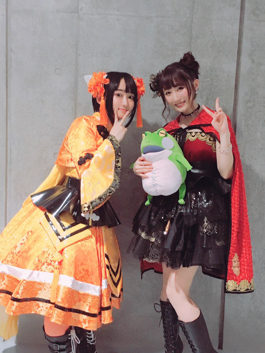 思わず惚れ惚れ？美人声優たちの間に変な可愛いカエルがいるｗｗ