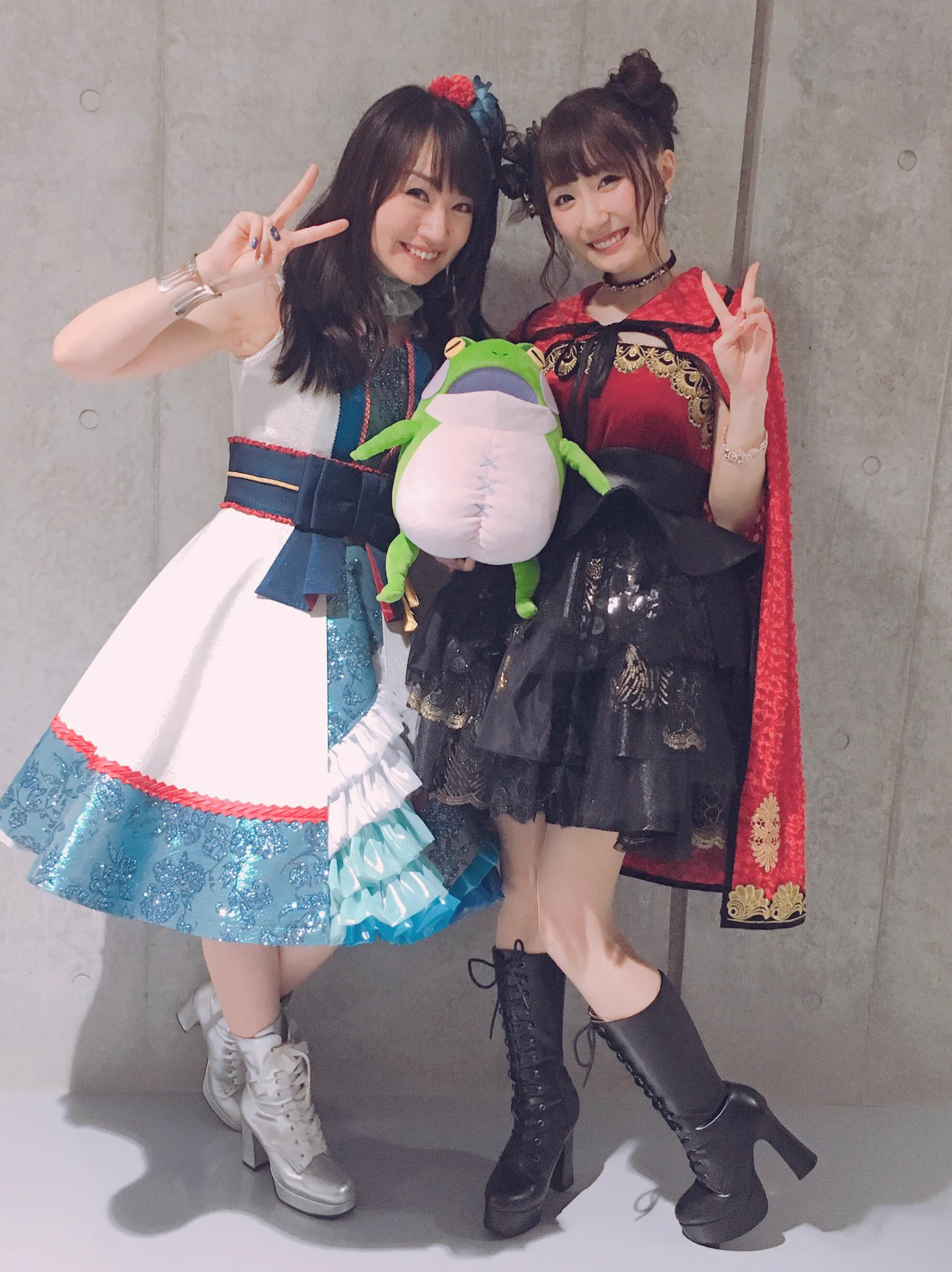 思わず惚れ惚れ？美人声優たちの間に変な可愛いカエルがいるｗｗ