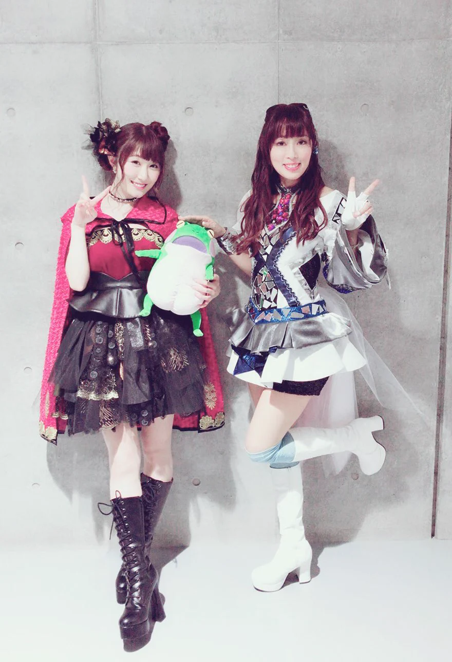 思わず惚れ惚れ？美人声優たちの間に変な可愛いカエルがいるｗｗ