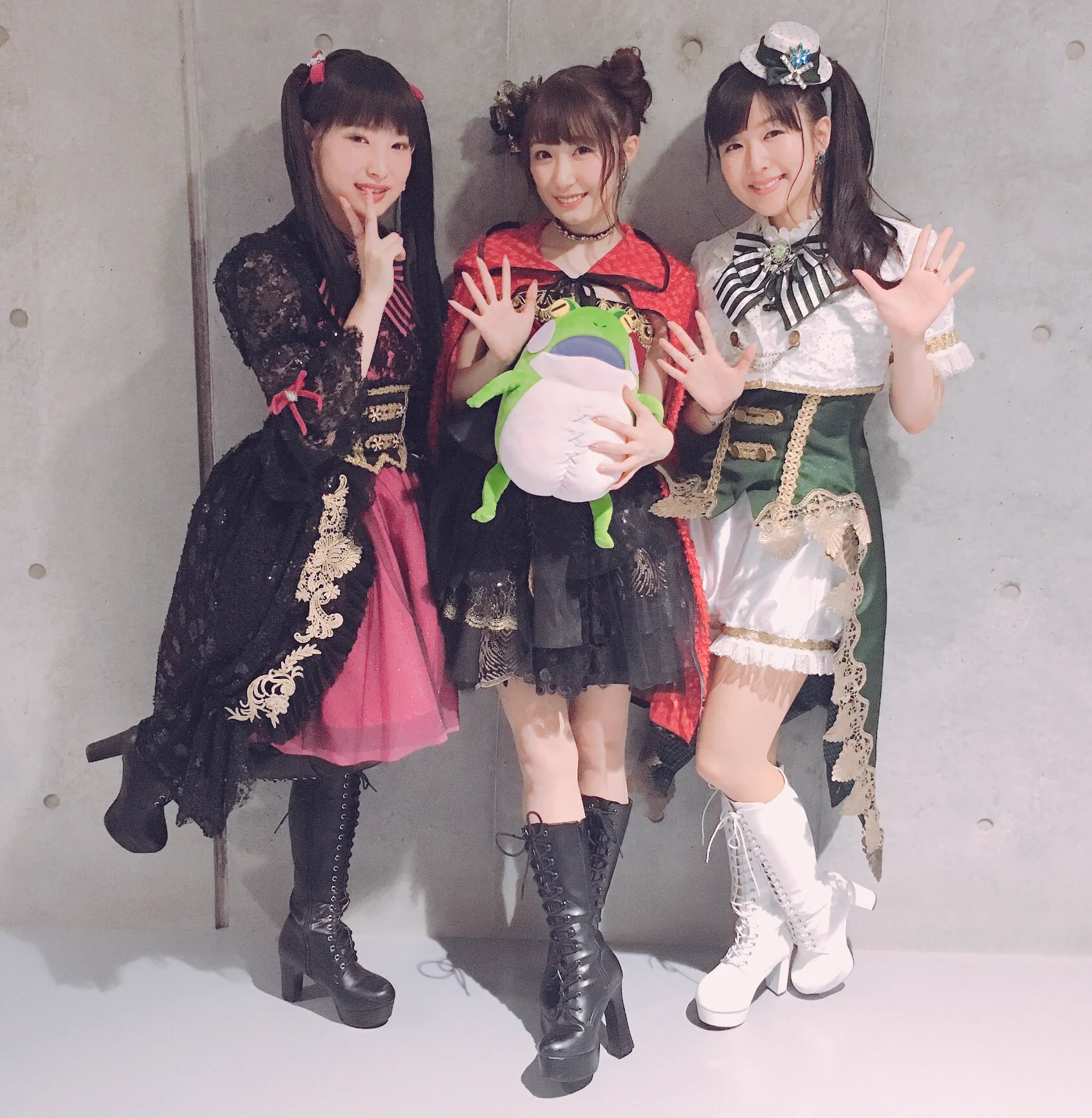 思わず惚れ惚れ？美人声優たちの間に変な可愛いカエルがいるｗｗ