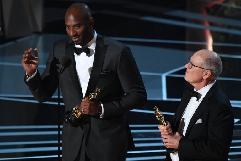 On commence cette série sur les Oscars avec un #fact assez surprenant. Kobe Bryant, légende de la NBA dans son équipe des Lakers, reçoit l'Oscar du meilleur court métrage d'animation pour "Dear Basketball", conjointement avec le réalisateur de ce film, Glen Keane.
