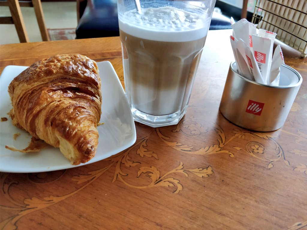 MeloDakar's tweet photo. Venez, nous avons éliminé le lundi !
#LatteMacchiato #Open7/7 #GottaLoveTL221 #MeloBreakfast #MeloPatisserie https://t.co/xdit3GX3Ax