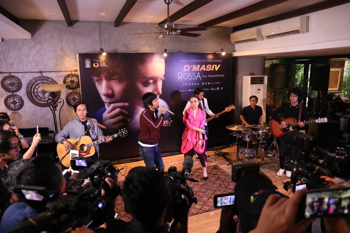 DMASIV's tweet photo. Penampilan Perdana Kolaborasi #PernahMemiliki @DMASIV @mynameisrossa feat @dorfeldave @NOAH_ID | Photo by: @hafizhweda .
.
.
#dmasiv #dmasivband #masivers #Rossa #Noah #NoahBand #SahabatNoah #MusicaStudios #TrinityOptima #Indonesia #MusicPhotography https://t.co/MLZnqtkPhh