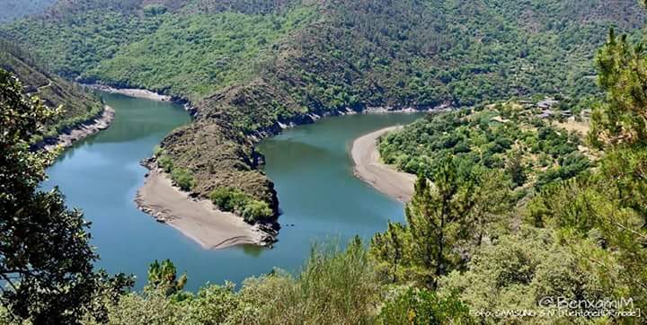 RibeiraSacra_'s tweet photo. .
A COVELA "en la TVG"

#meandros del #RíoSil
• En esta ribera: #ACovela (#Torbeo #RibasDeSil)
• Enfrente: #TerrasDeLemos (#MonforteDeLemos y Sober)

#RibeiraSacra #CanónDoSil #CañónDelSil

☆ A Covela [oficial] ☆
vulgo: #ACubela https://t.co/t8DXKsYjFD