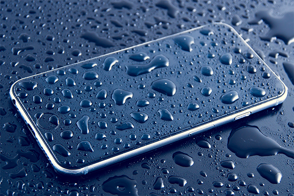rowinsurance's tweet photo. Want to take your phone for a swim? Here are a few reasons why you shouldn't 💦📱😬- https://t.co/CPJQHKC2Xm https://t.co/RILEspgng9
