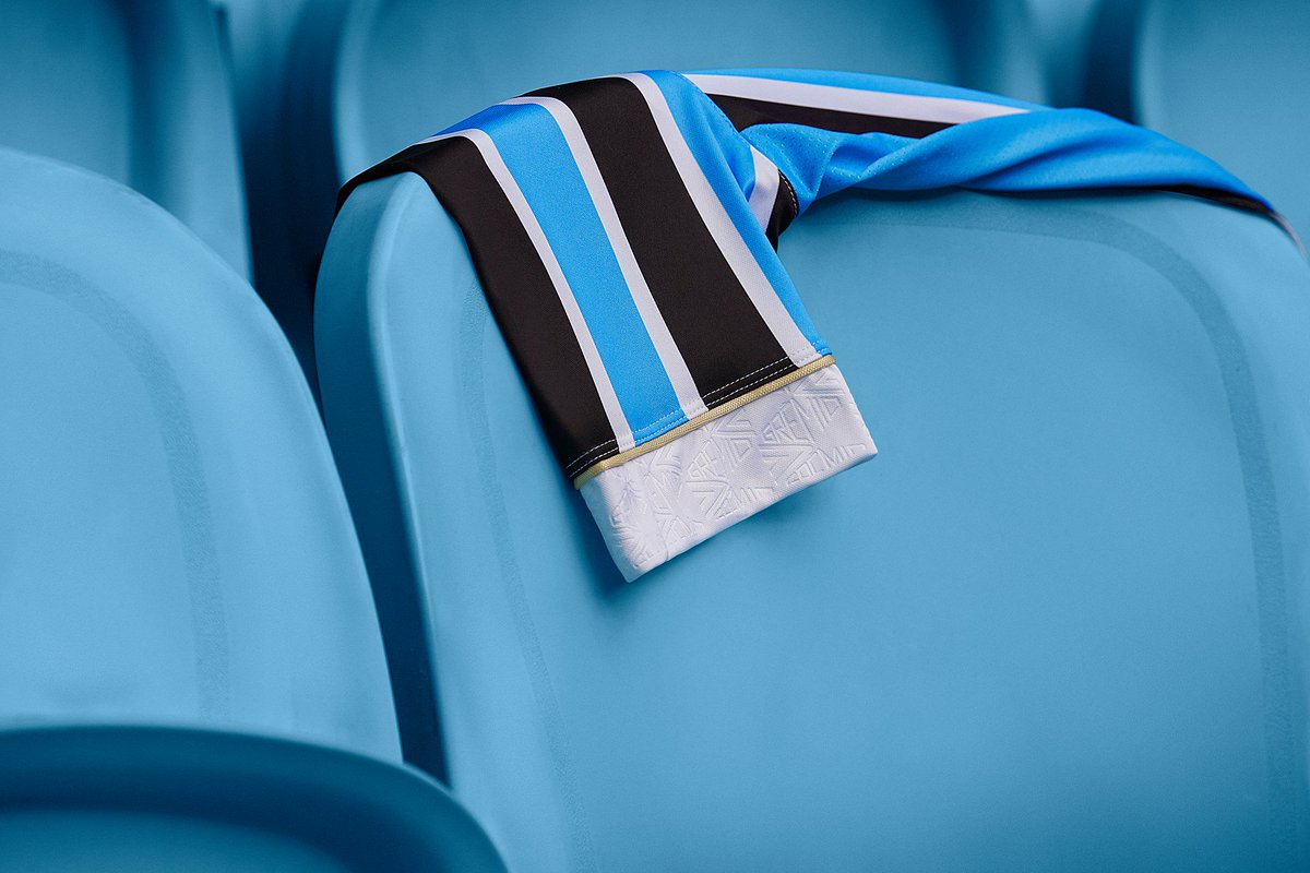 umbro's tweet photo. The sleeve detailing on the new Gremio home shirt is the only thing getting us through Monday morning right now https://t.co/Ww468iPOad