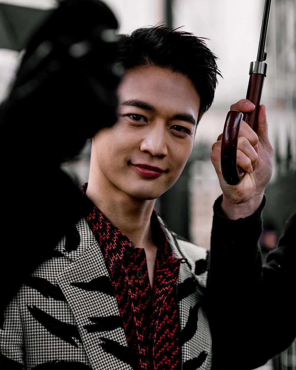 Global_SHINee's tweet photo. [INSTAGRAM] 180305 Photographer Shihoo Claus Instagram Update featured Minho (1)

#2018Paris after @givenchyofficial  잘생긴 #샤이니 민호님 (Handsome #SHINeeMinhoNim)

cr samespace_ https://t.co/URFSSTowxg