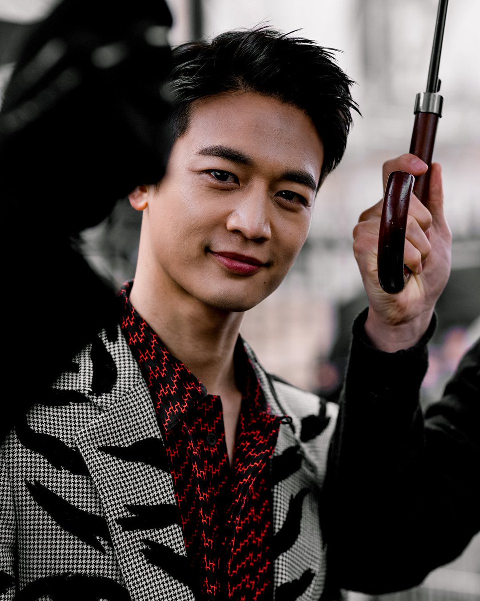 Global_SHINee's tweet photo. [INSTAGRAM] 180305 Photographer Shihoo Claus Instagram Update featured Minho (2)

#2018Paris after @givenchyofficial  잘생긴 #샤이니 민호님 (Handsome #SHINeeMinhoNim)

cr samespace_ https://t.co/0p8F4lQy91