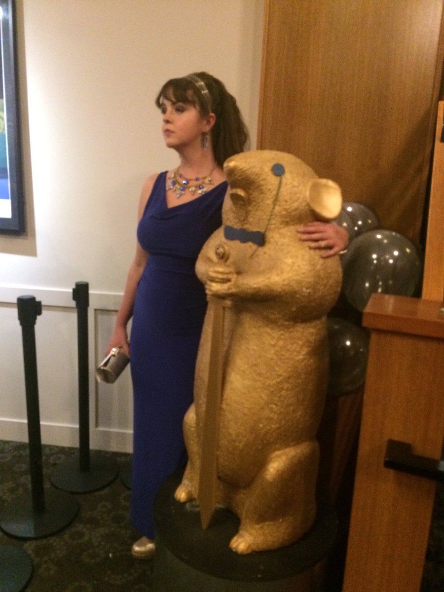 eva_janeb's tweet photo. #RedCarpetAffairPFC https://t.co/wiblmJfeyK