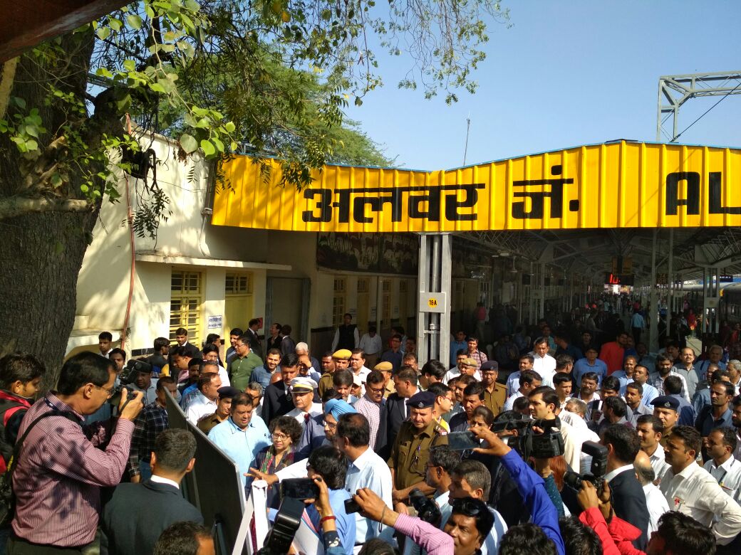 DespLnk's tweet photo. Inspected  Waiting hall at Alwar station with @GMNWRailway and took information about the Alwar-Bandikui doubling project during annual inspection of Alwar- Jaipur Section. https://t.co/ICRwbtAcyj
