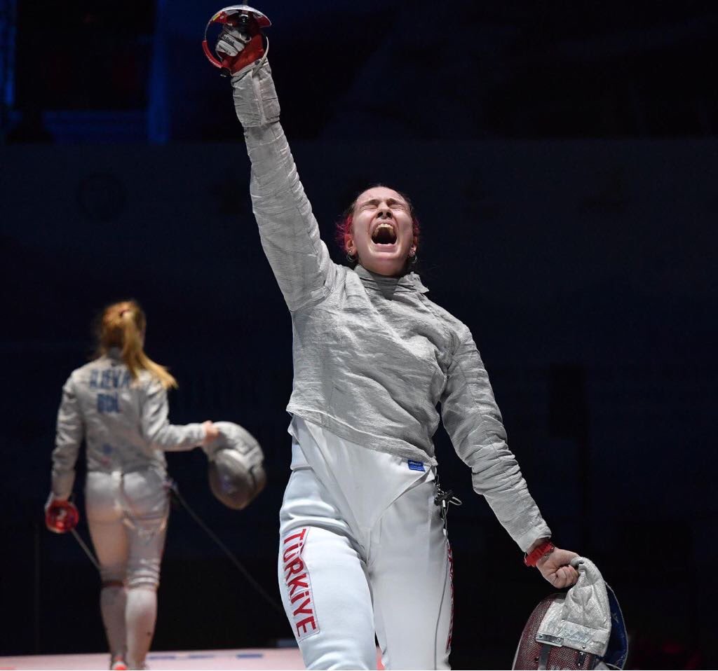 🇹🇷🇹🇷🇹🇷Rusya’nın Sochi kentinde düzenlenen Avrupa Eskrim Şampiyonası'nda yıldız kadınlar kılıç kategorisinde Avrupa Şampiyonu olan Milli sporcumuz Deniz Selin Ünlüdağ.
#DenizSelinÜnlüdağ 🤺 🤺