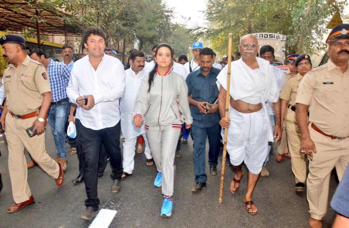 fadnavis_amruta's tweet photo. चल चल मुंबई संग चल,कहता नदियो का जल,हम आज अगर मिल जाए,तो बेहतर होगा कल ! Join the cause of Mumbai River Rejuvenation!I pledge my support to this cause of restoring River ecosystem,for betterment of humanity &amp; future of our children @RiverMarch_  @ishafoundation @AOLMum @ramkadam https://t.co/GU7obGzG3t