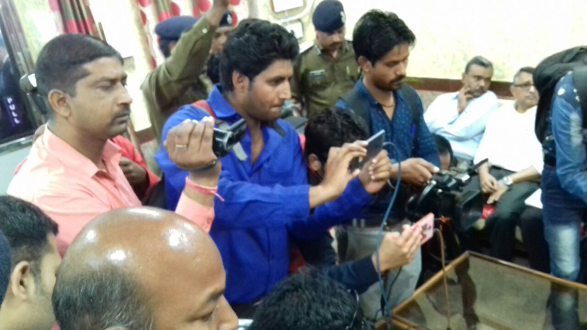 DespLnk's tweet photo. Mr. T. P. Singh, General Manager- North Western Railway interacted with Press / Media representatives at Alwar station #JaipurDivision during the annual inspection https://t.co/OgV557JBzA