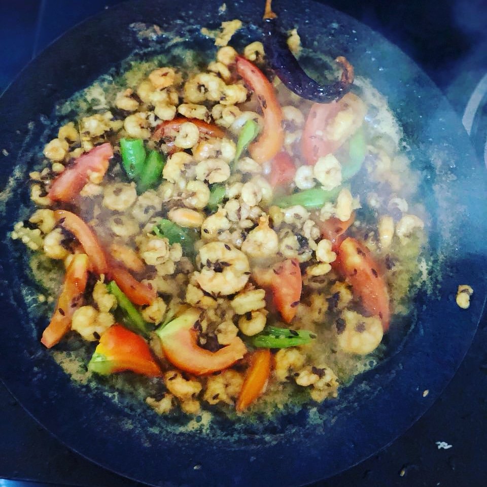Machhly's tweet photo. Sauteed prawns with green chillies and tomatoes.
#seafood #prawns #sautéedprawns #spicy #tangy #delicious #tastesogood #yummyfood #eatitup #healthyfood #goodfood #happyeating #yummytummy 
@machhly https://t.co/ldcYUKk2bh