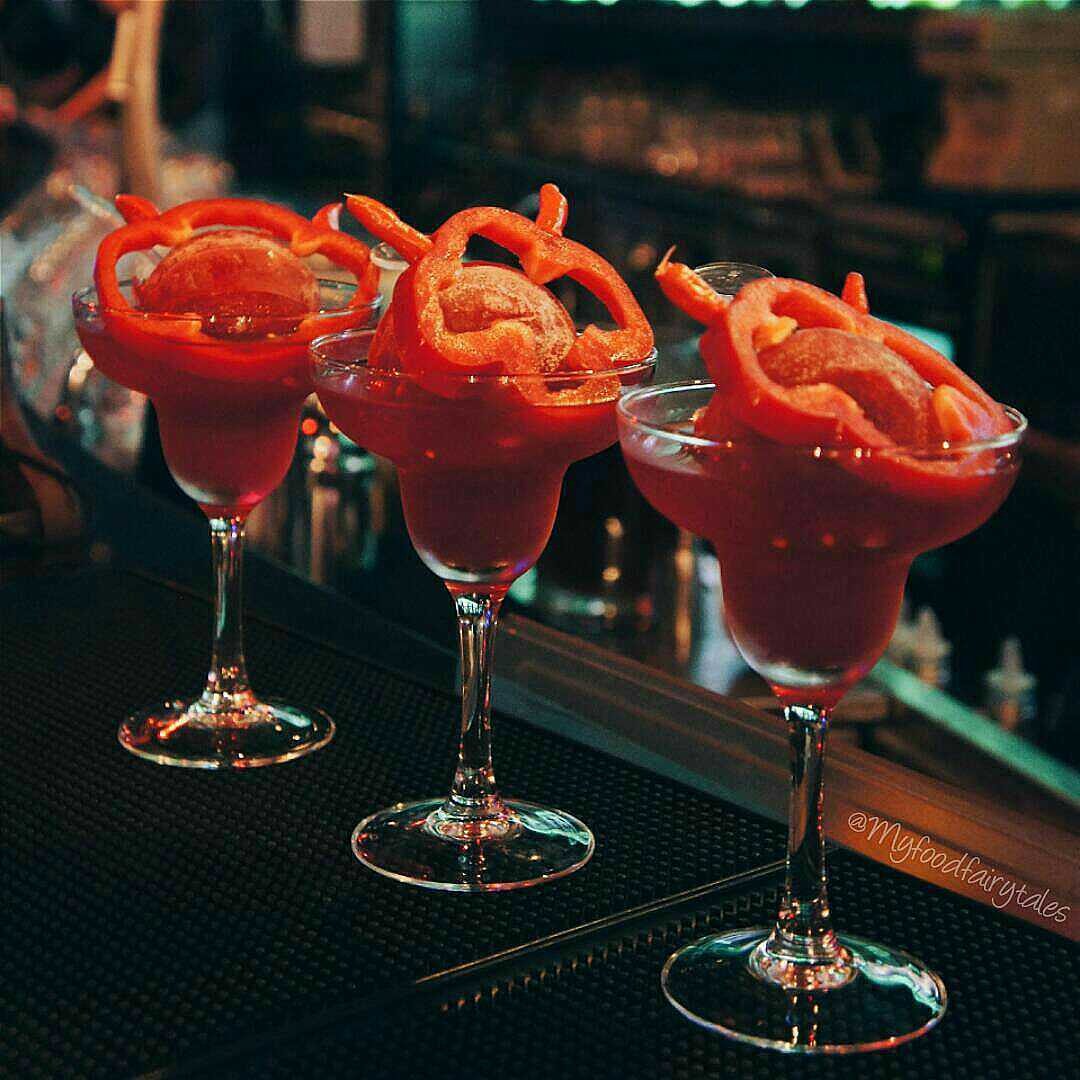 Qi_LoungeJKT's tweet photo. Happy Monday guys!
A trio of Fiery Phoenix ready to accompany your boring Monday!👌 #QiLounge #fieryphoenix #drink #cocktails #wine #lounge https://t.co/KB1RdKRHj5