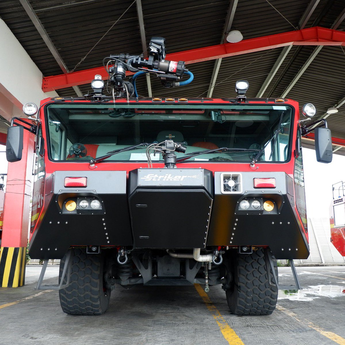 INJairports's tweet image. Pemenuhan fasilitas untuk keselamatan penerbangan Anda adalah prioritas kami. Foam Tender merupakan kendaraan utama Rescue Fire Fighter Tipe 1 yang dilengkapi dengan kapasitas air 11.136 liter DCP 500kg dan foam 1.596 liter