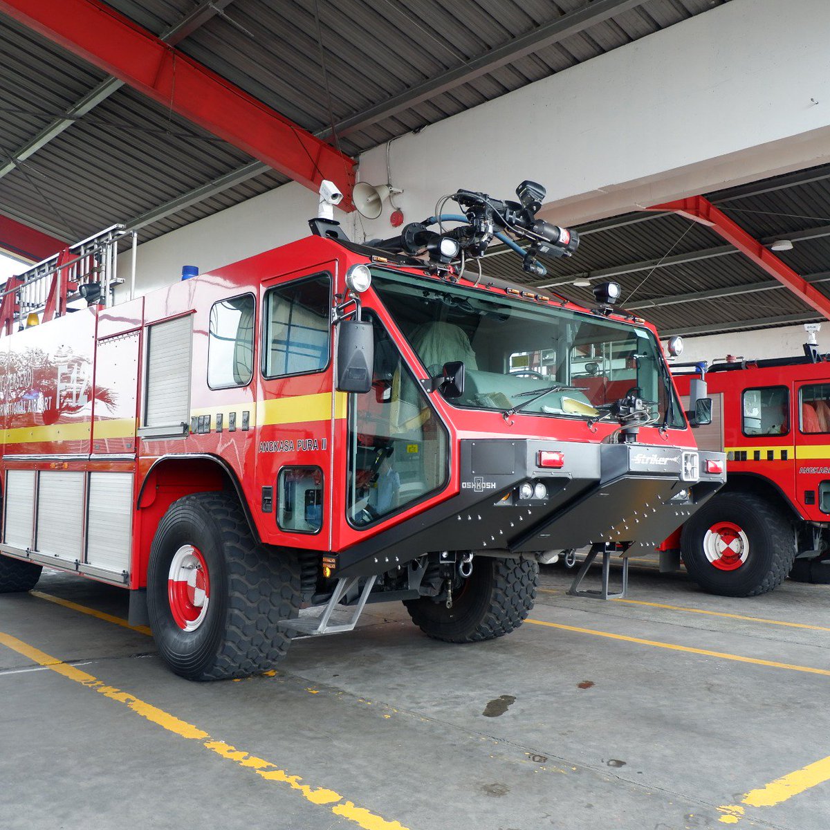 INJairports's tweet image. Pemenuhan fasilitas untuk keselamatan penerbangan Anda adalah prioritas kami. Foam Tender merupakan kendaraan utama Rescue Fire Fighter Tipe 1 yang dilengkapi dengan kapasitas air 11.136 liter DCP 500kg dan foam 1.596 liter